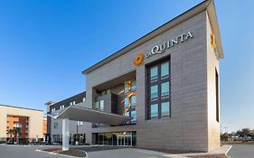 La Quinta Inn & Suites By Wyndham San Antonio At The Rim